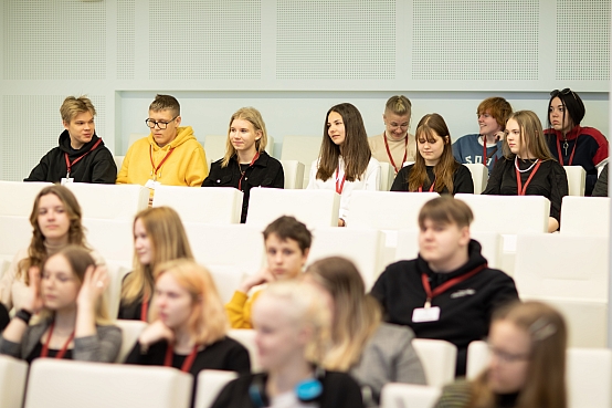 Draudzīgā aicinājuma Liepājas pilsētas 5.vidusskolas 9.klašu skolnieki apmeklē Saeimu skolu programmas "Iepazīsti Saeimu" ietvaros