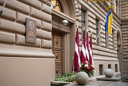 Ināra Mūrniece unveils plaque at Saeima building dedicated to Parliament’s centenary