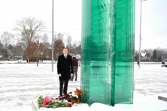 Edvards Smiltēns noliek ziedus traģēdijas upuru piemiņas vietā Zolitūdē