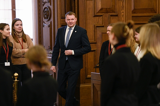 Edvards Smiltēns tiekas ar Rīgas Valsts 2.ģimnāzijas skolēniem