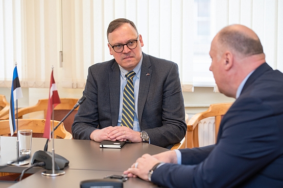 Raimonds Bergmanis tiekas ar Igaunijas vēstnieku