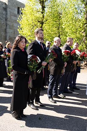 Svinīgā vainagu nolikšanas ceremonija Rīgas Brāļu kapos Nacisma sagrāves un Otrā pasaules kara upuru piemiņas dienā