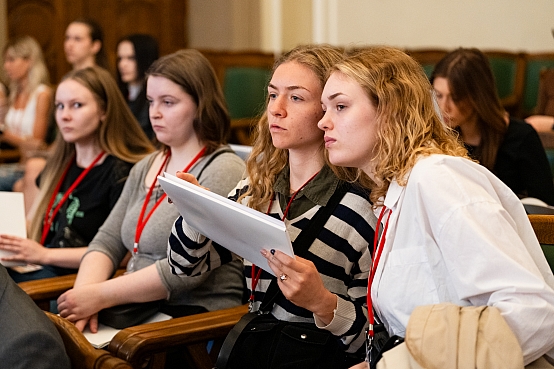 Studenti iepazīst Saeimas reportiera darbu