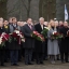 Vainagu nolikšanas ceremonija Rīgas Brāļu kapos