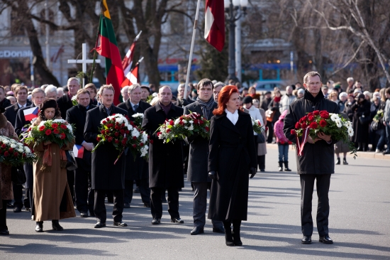 Ziedu nolikšanas ceremonija pie Brīvības pieminekļa  