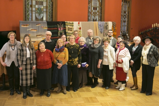 Pensionāri Saeimas namā iekārto amatniecības darbu izstādi