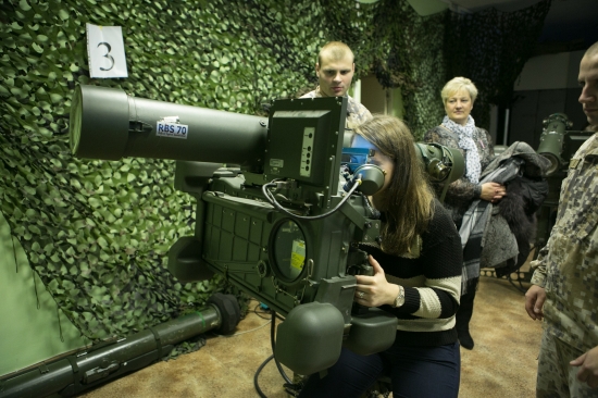 Fotogrāfiju konkursa "Tev mūžam dzīvot, Latvija!" uzvarētāji apmeklē Gaisa spēku bāzi Lielvārdē