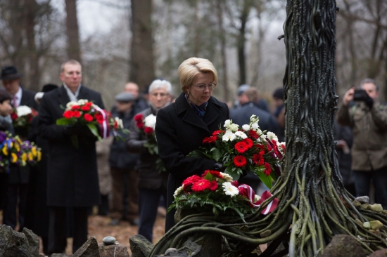  Ināra Mūrniece piedalās piemiņas brīdī Rumbulas memoriālā