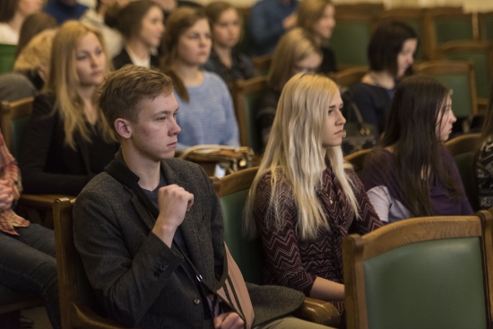 Cēsu Valsts ģimnāzijas 11.a klase apmeklē Saeimu skolu programmas "Iepazīsti Saeimu" ietvaros