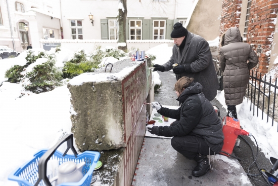 Mākslinieki pie Saeimas nama atjauno vēsturiskos zīmējumus uz barikāžu laika betona blokiem