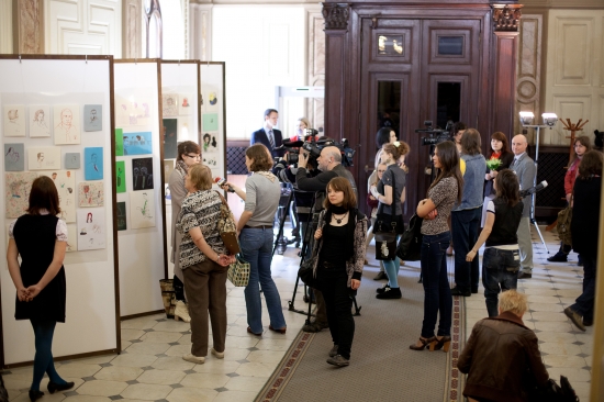 Saeimā atklāj projekta „Portretu galerija” izstādi