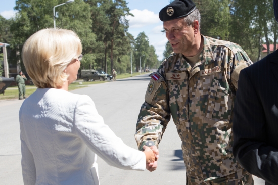 Saeimas priekšsēdētāja piedalās NATO paplašinātās klātbūtnes kaujas grupas sagaidīšanā Ādažos