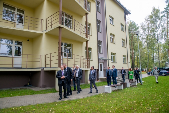  Pilsonības komisijas deputāti apmeklē patvēruma meklētāju izmitināšanas centru „Mucenieki”