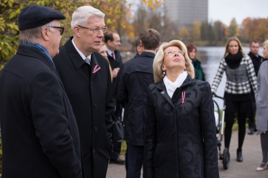 Saeimas priekšsēdētāja piedalās monumentālā Latvijas karoga atklāšanas ceremonijā