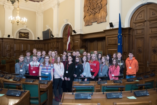 Rēzeknes 5.vidusskolas skolēni iepazīst Saeimas darbu