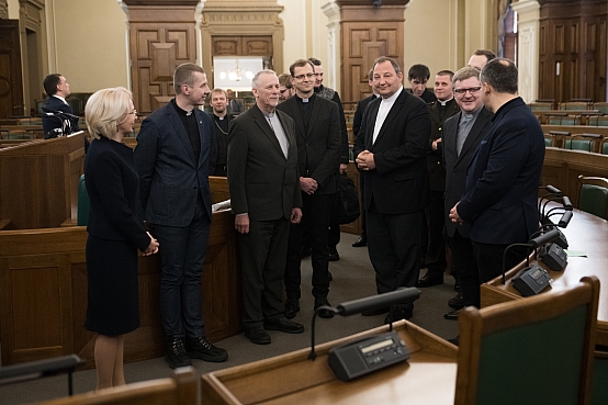 Ināra Mūrniece tiekas ar mācītājiem, kuri ir vadījuši svētbrīžus Saeimas kapelā