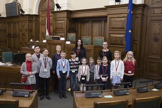 Mazo Princešu un Džentlmeņu Akadēmijas dalībnieki apmeklē Saeimu skolu programmas "Iepazīsti Saeimu" ietvaros