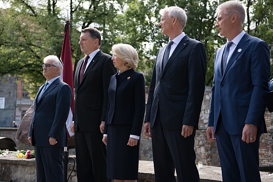 Ebreju tautas genocīda upuru piemiņas dienai veltītā ziedu nolikšanas ceremonija