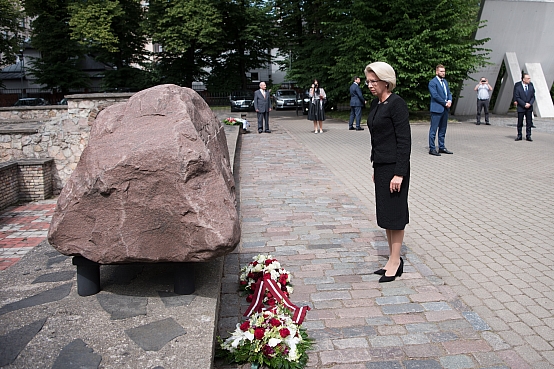 Ebreju tautas genocīda upuru piemiņas dienai veltītā ziedu nolikšana